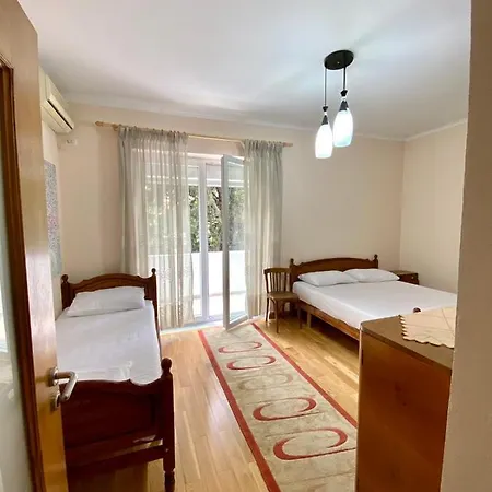 Lägenhet Your Tidy & Affordable Base In Tirane!