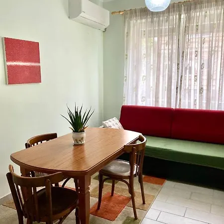 Your Tidy & Affordable Base In Tirane! Lägenhet