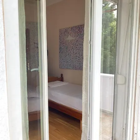 Your Tidy & Affordable Base In Tirane! Apartment