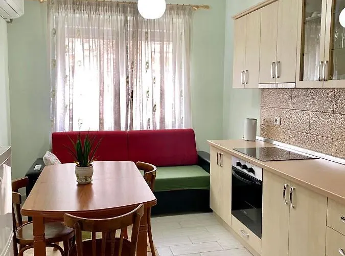 Your Tidy & Affordable Base In Tirane! 地拉那