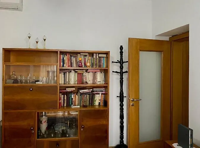 Your Tidy & Affordable Base In Tirane! * 地拉那